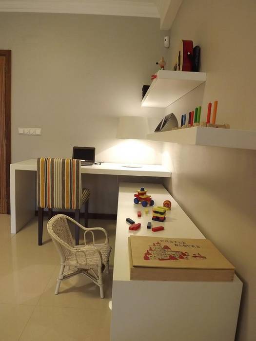 Zona de estudo e brincadeira salas de estar modernas por traço magenta