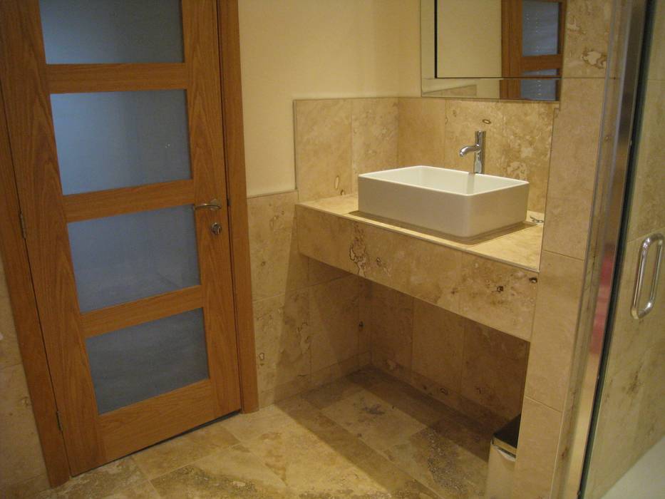 Southview || Classic Travertine Floors of Stone Ltd Modern bathroom