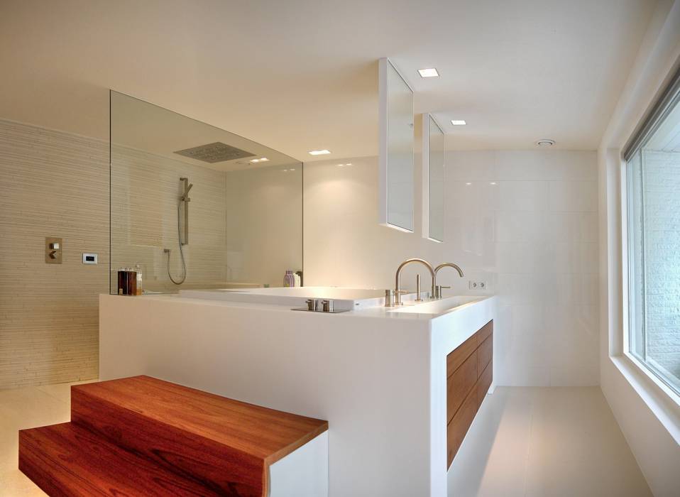 Badkamer met tweepersoonsbad Leonardus interieurarchitect Moderne badkamers