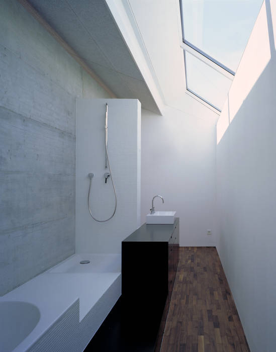 Wohnhaus H, Matthias Maurer Architekten Matthias Maurer Architekten Modern bathroom