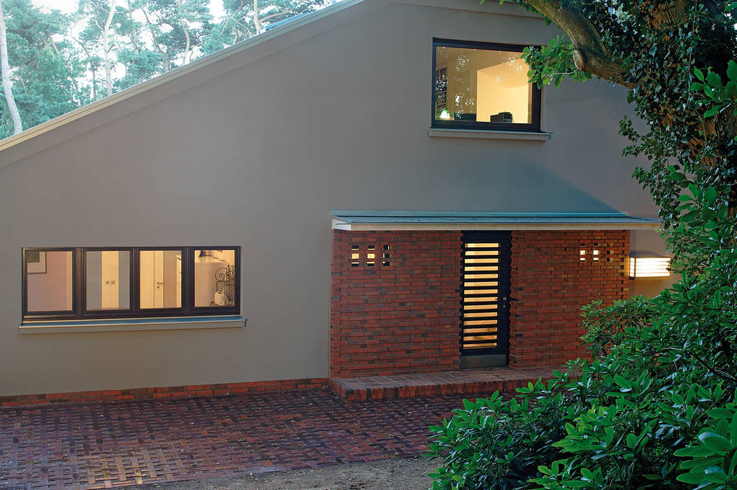 Die ziemlich dunkle grundfarbe passt gut zum ort mit dichtem grün und