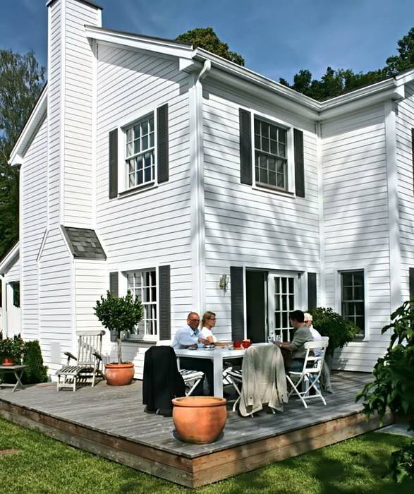 JAMES NR Gartenseite mit Deck und Kaminschornstein THE WHITE HOUSE american dream homes gmbh Klassische Häuser