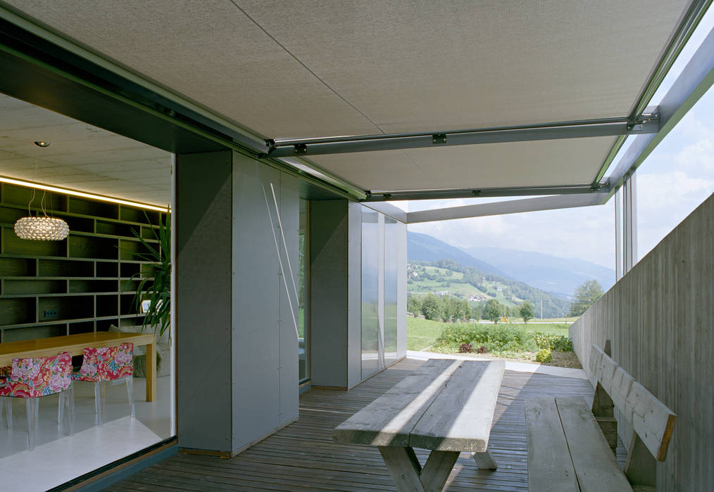 SUSI - Single Family House and Veterinarian Office, AllesWirdGut Architektur ZT GmbH AllesWirdGut Architektur ZT GmbH Modern style balcony, porch & terrace