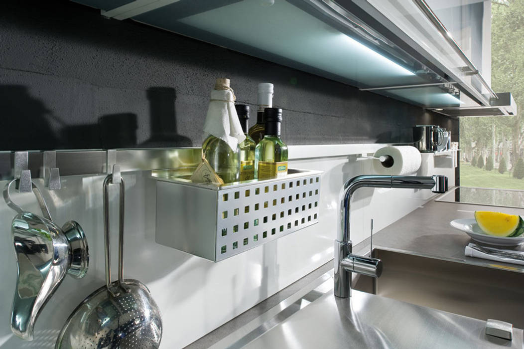 Linero Rail homify Modern kitchen Storage