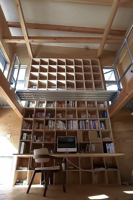 MST3-house. AtelierorB インダストリアルデザインの 多目的室 吹き抜け,本棚,大きな本棚
