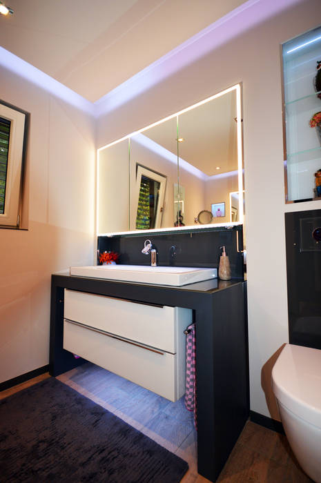 Waschtischanlage mit Spiegelschrank in der Wand eingelassen homify Moderne Badezimmer Waschbecken