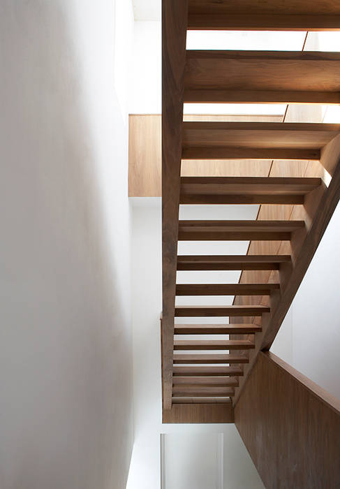 Wooden Stairway Ed Reeve Minimalist corridor, hallway & stairs