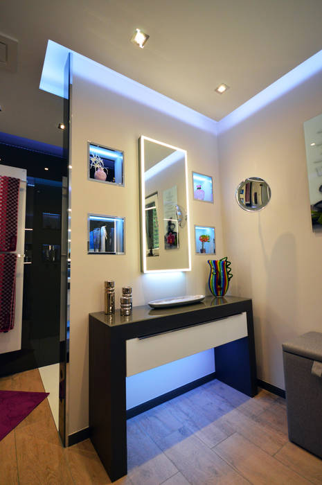 homify Modern bathroom Mirrors