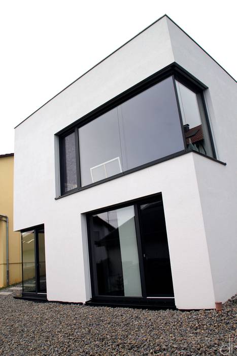 Raffiniertes Einfamilienhaus mit Pultdach, di architekturbüro di architekturbüro Rumah Minimalis