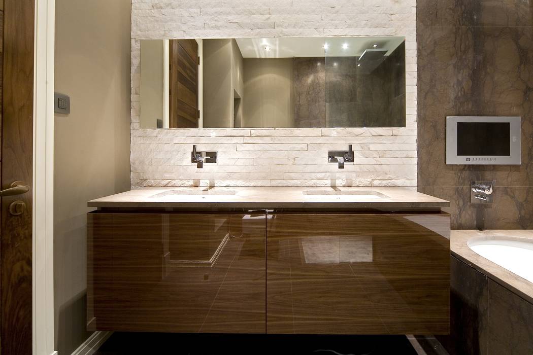 A Modern House Project Combined with Dark Colours, Simply Italian Simply Italian Modern Bathroom