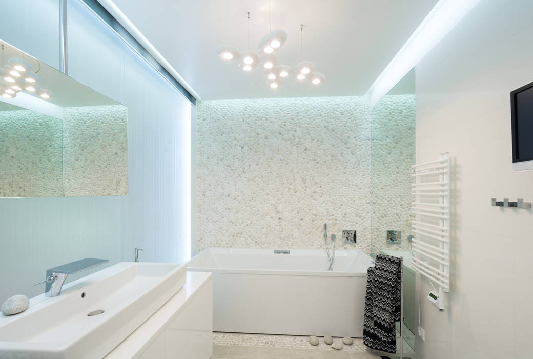 WHITE & WHITE, ANNA SHEMURATOVA \ interior design ANNA SHEMURATOVA \ interior design Minimalist style bathroom