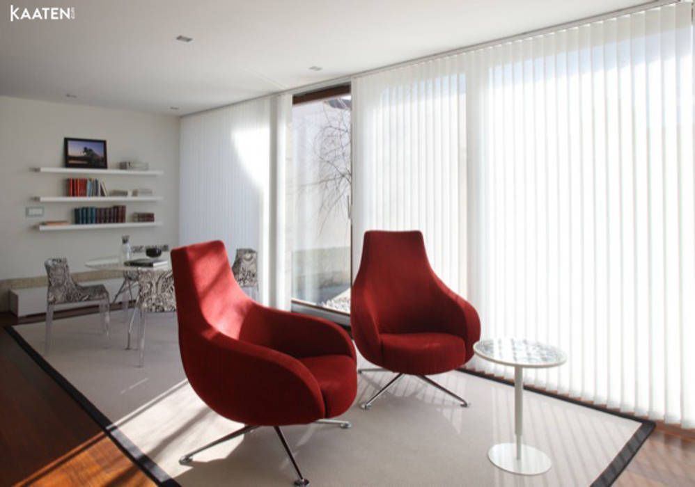 Cortinas verticales para oficinas - Kaaten Kaaten Estudios y despachos de estilo moderno