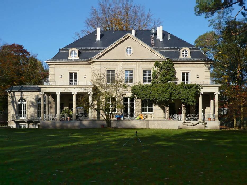 Nach der Sanierung strahlt die Fassade in altem Glanz homify Klassische Häuser