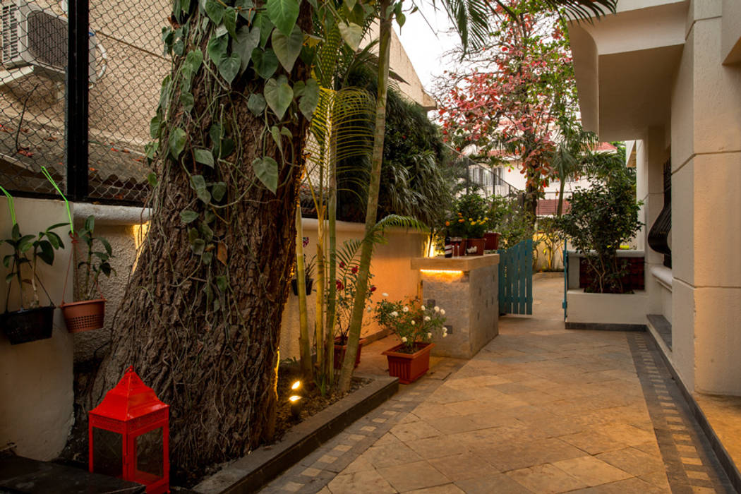 House in Pune, The Orange Lane The Orange Lane Eclectic style garden