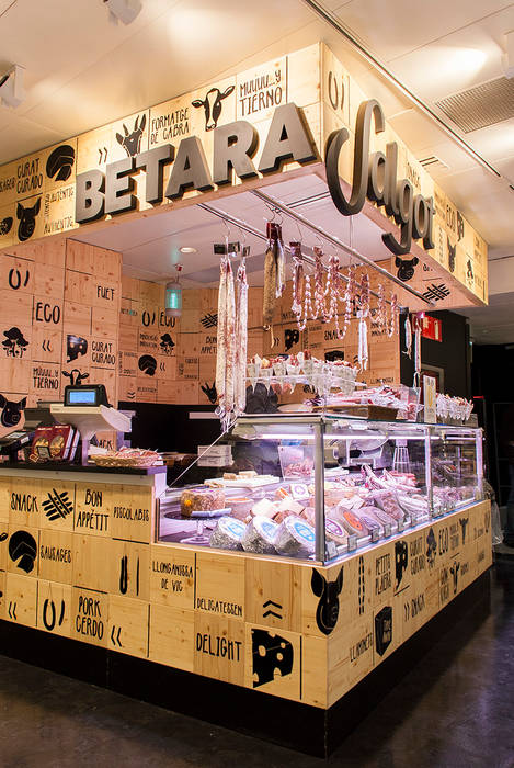 Tienda de embutidos Salgot y quesos Betara en El Corte Inglés de Plaza Catalunya, Barcelona., Trestrastos Trestrastos Espacios comerciales Locales gastronómicos
