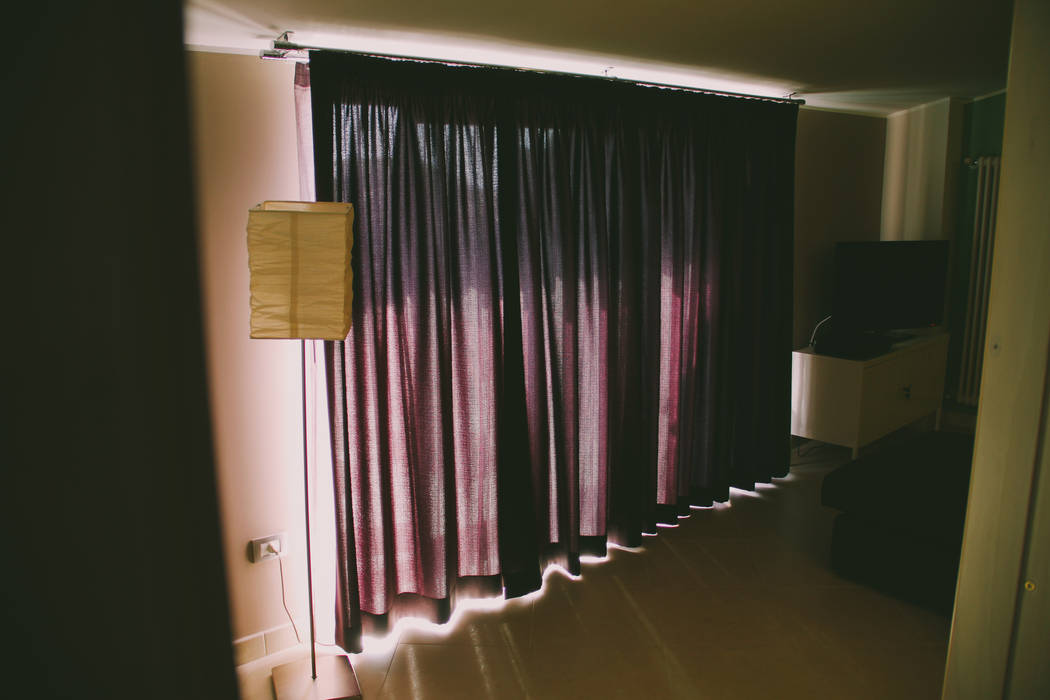 una mansarda per un single, Studio di Progettazione Arch. Tiziana Franchina Studio di Progettazione Arch. Tiziana Franchina Pintu & Jendela Modern Curtains & drapes