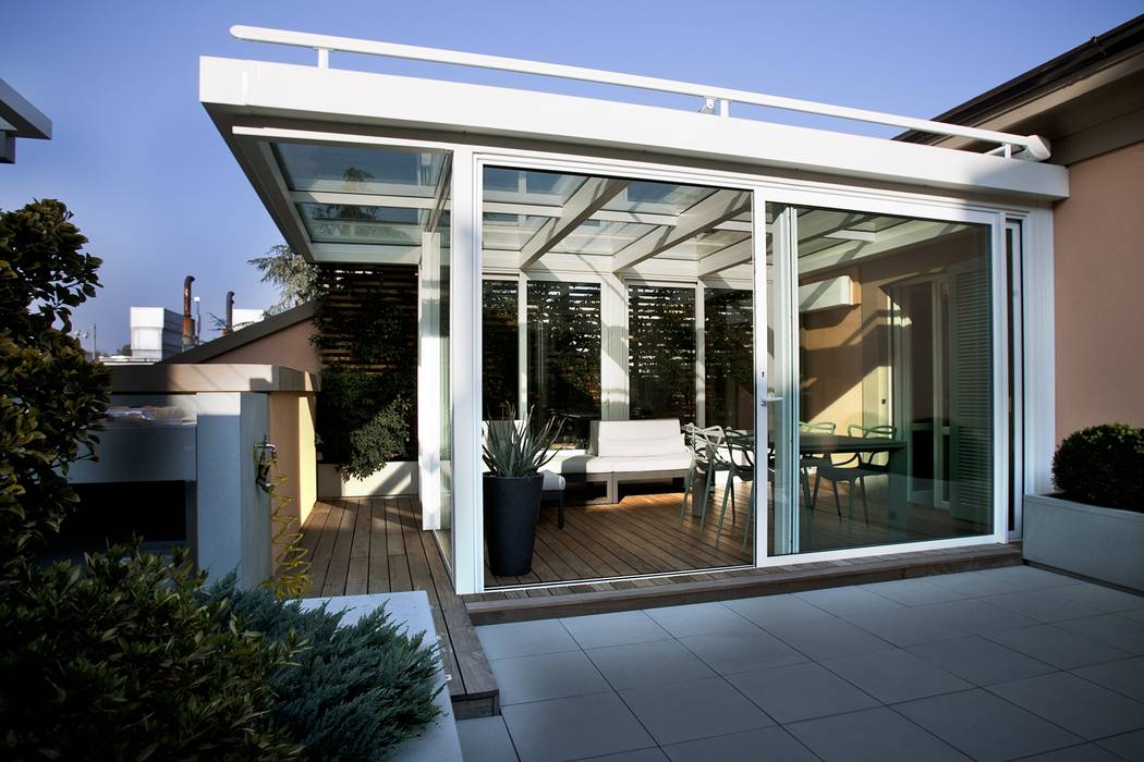 abitazione con terrazzo - Milano, luca bianchi architetto luca bianchi architetto Balkon, Beranda & Teras Minimalis