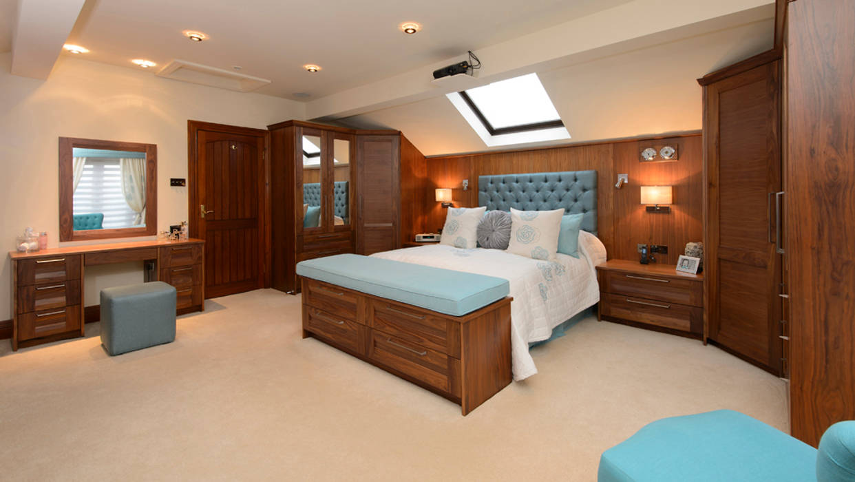 Mr & Mrs Swan's Bespoke Walnut Bedroom, Room Room クラシカルスタイルの 寝室