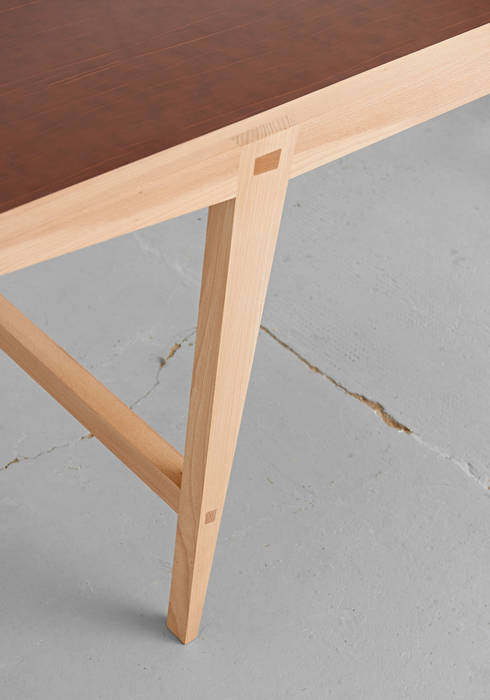 Der Hirsch mit Leder, Holzgeschichten Holzgeschichten Modern style study/office Desks