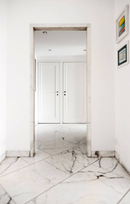 Appartamento di 110 Mq con una Grande Peculiarità: La Luce - Black & White, PAZdesign PAZdesign Modern corridor, hallway & stairs Marble