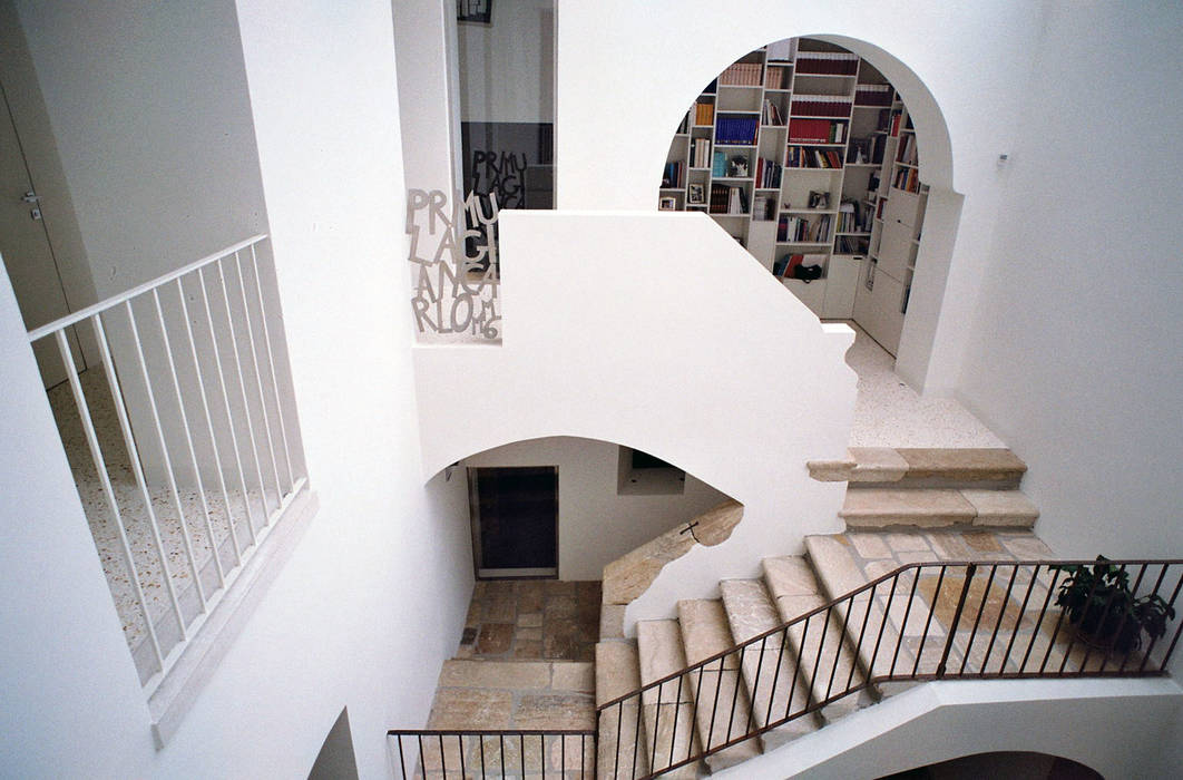 Casa Apice Bellini, raffaele iandolo architetto raffaele iandolo architetto Koridor & Tangga Modern