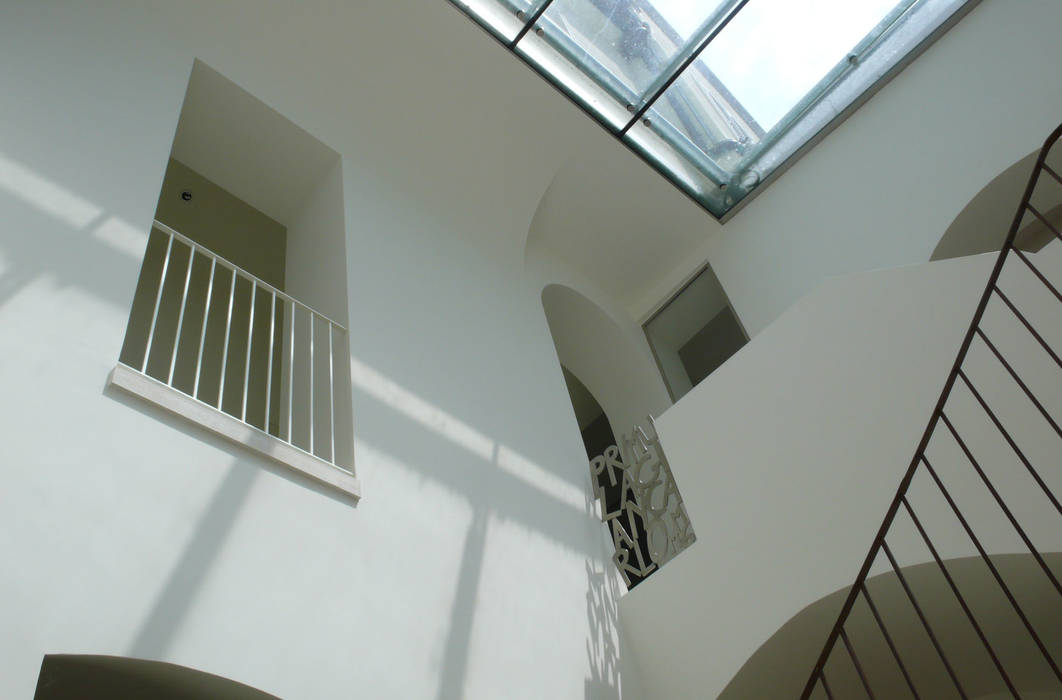 Casa Apice Bellini, raffaele iandolo architetto raffaele iandolo architetto Modern Corridor, Hallway and Staircase