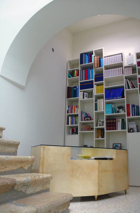 Casa Apice Bellini, raffaele iandolo architetto raffaele iandolo architetto Oficinas y bibliotecas de estilo moderno Armarios y estanterías