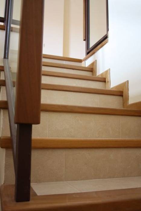 Mamperlanes de escalera en iroko. MUDEYBA S.L. Escaleras Escaleras