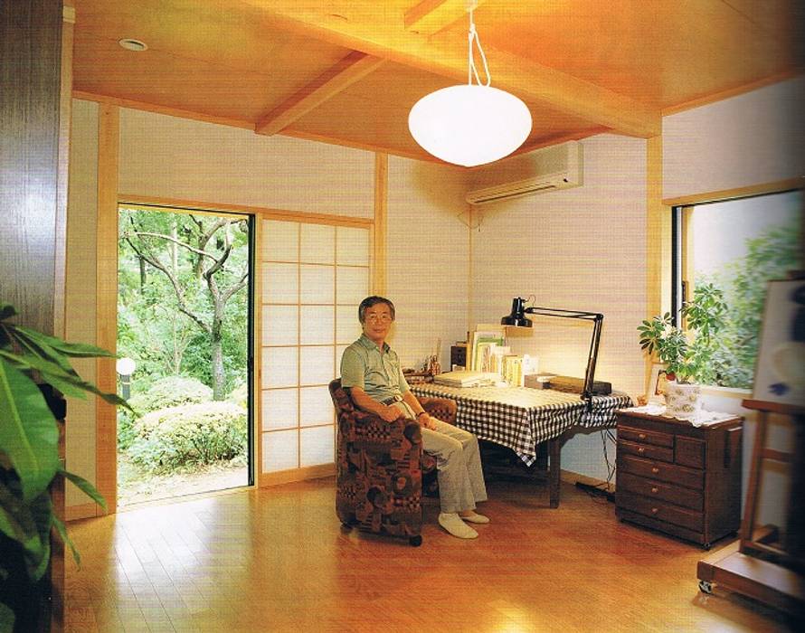 緑多い敷地に建つ小屋裏ギャラリー･アトリエのある家書斎 株式会社 山本富士雄設計事務所 クラシックデザインの 多目的室 木 木目調