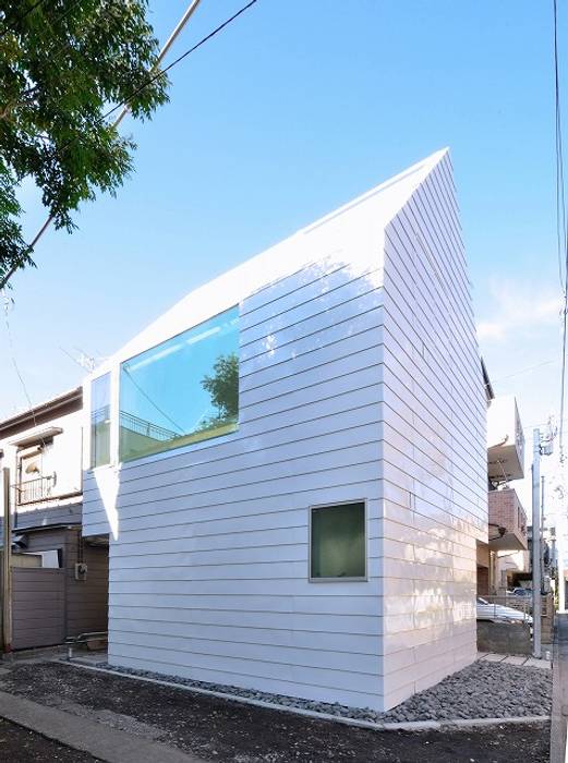 鷹番の長屋 / Townhouse in Takaban, Niji Architects／原田将史＋谷口真依子 Niji Architects／原田将史＋谷口真依子 ミニマルな 家 空,建物,窓,シェード,アーバンデザイン,木,材料特性,複合材料,ファサード,不動産