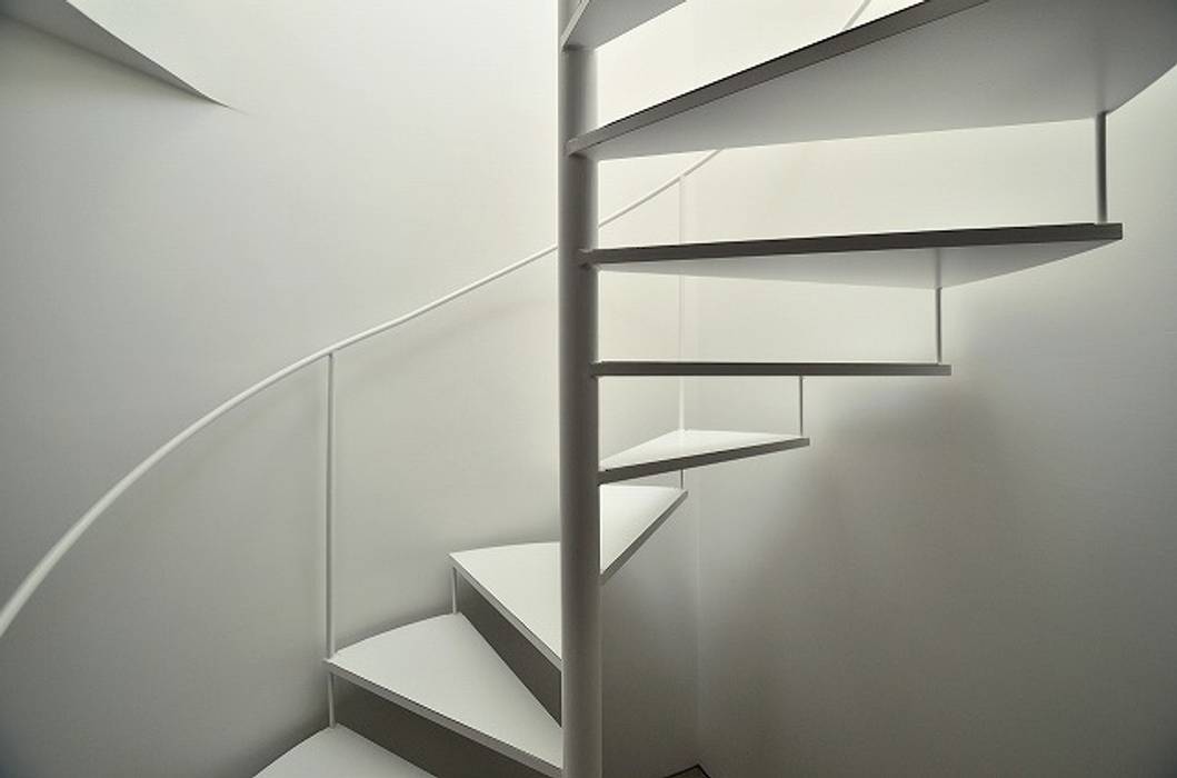 鷹番の長屋 / Townhouse in Takaban, Niji Architects／原田将史＋谷口真依子 Niji Architects／原田将史＋谷口真依子 Minimalistischer Flur, Diele & Treppenhaus