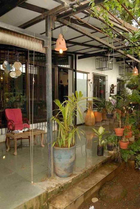 A House in Karjat , The Orange Lane The Orange Lane Rustic style balcony, veranda & terrace