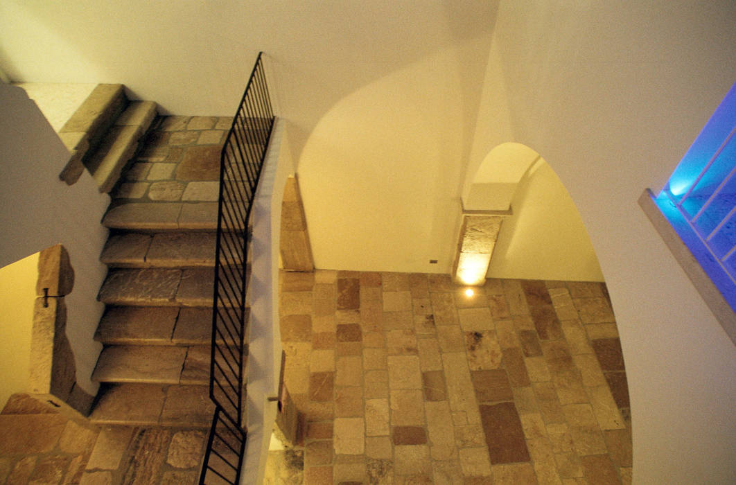 Casa Apice Bellini, raffaele iandolo architetto raffaele iandolo architetto Modern Corridor, Hallway and Staircase Lighting