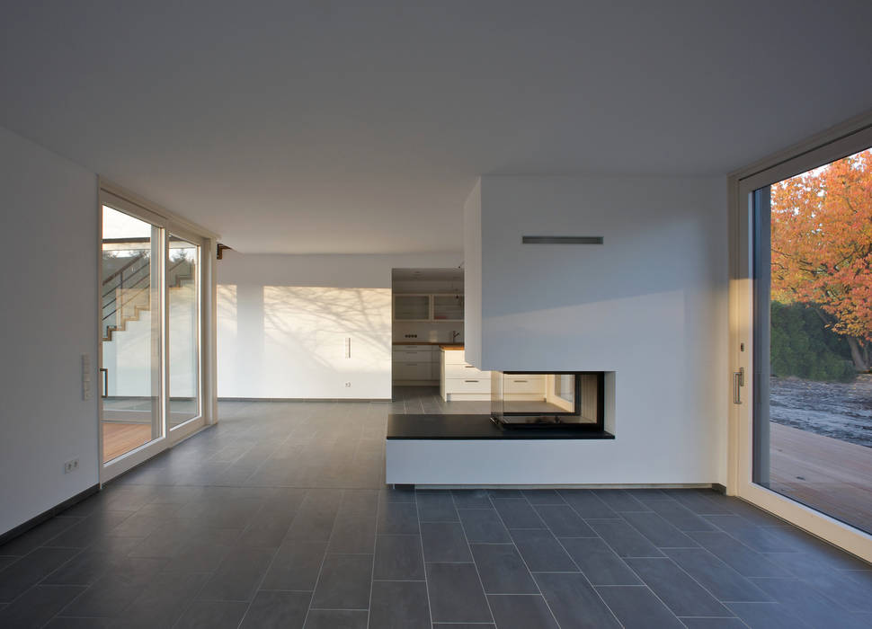 Wohnhaus K, (pfitzner moorkens) architekten PartGmbB (pfitzner moorkens) architekten PartGmbB ห้องนั่งเล่น