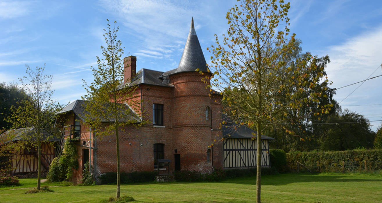 Petit Manoir Normand, AGENCE APOLLINE TERRIER AGENCE APOLLINE TERRIER Maisons classiques Nuage,Ciel,Plante,Immeuble,Propriété,Fenêtre,Arbre,Gazon,loger,Zone résidentielle