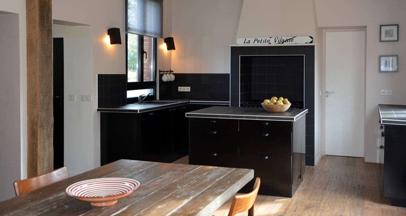 Petit Manoir Normand, AGENCE APOLLINE TERRIER AGENCE APOLLINE TERRIER Classic style kitchen