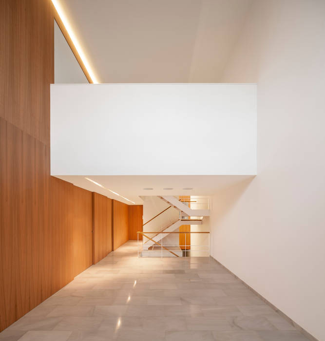 Casa CP, Alventosa Morell Arquitectes Alventosa Morell Arquitectes Minimalist corridor, hallway & stairs