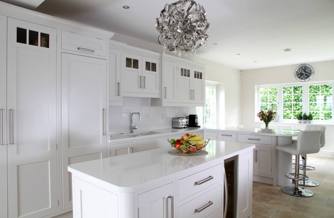 Fresh and bright kitchen John Ladbury and Company Modern style kitchen