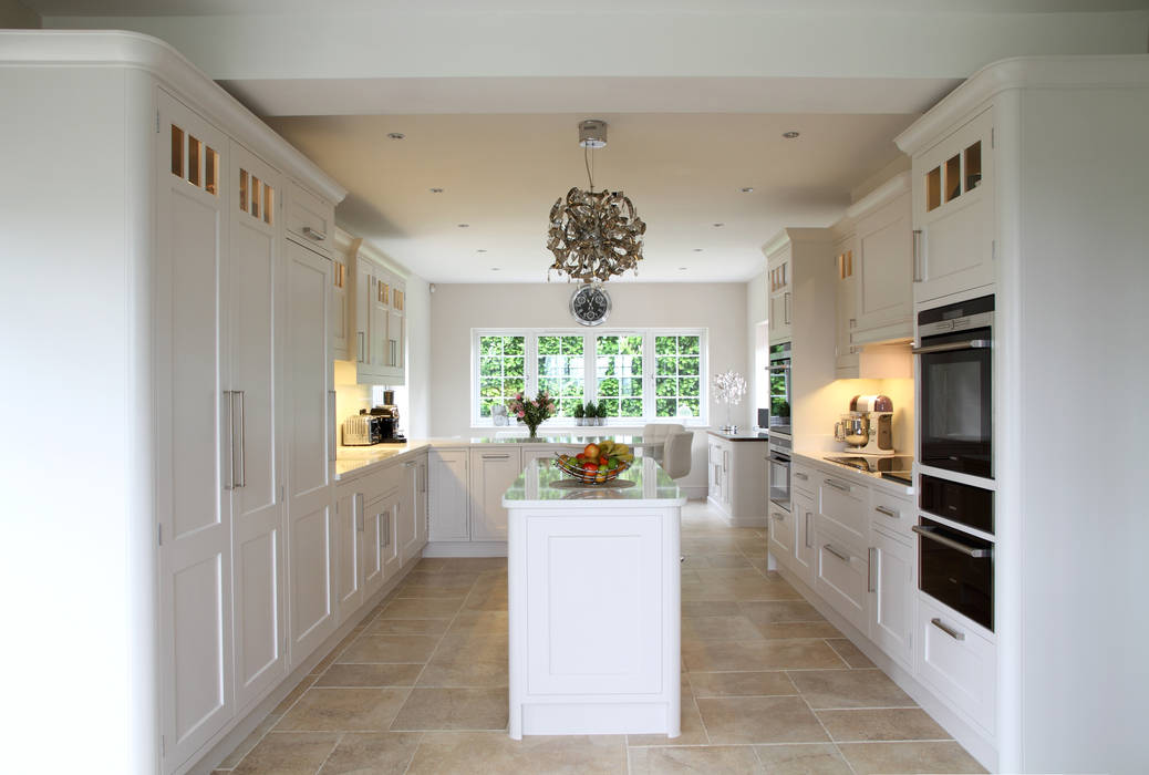 Fresh and bright kitchen John Ladbury and Company ห้องครัว