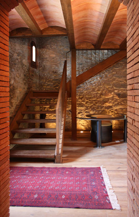 Masia, ruiz carrion espais ruiz carrion espais Коридор, прихожая и лестница в стиле кантри