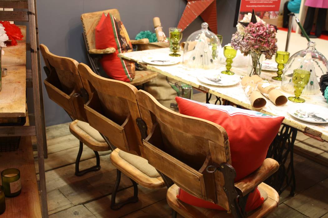 Upcycled Dining Room Design Little Mill House Столовая комната в эклектичном стиле upcycled,recycled,reclaimed,industrial,vintage,salvaged,interior design,dining room,cinema seats,table,cushions,hessian