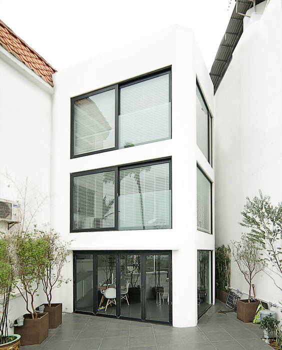 RENOWACJA DOMU W SAI KUNG / HONG KONG, OneByNine OneByNine Maisons minimalistes