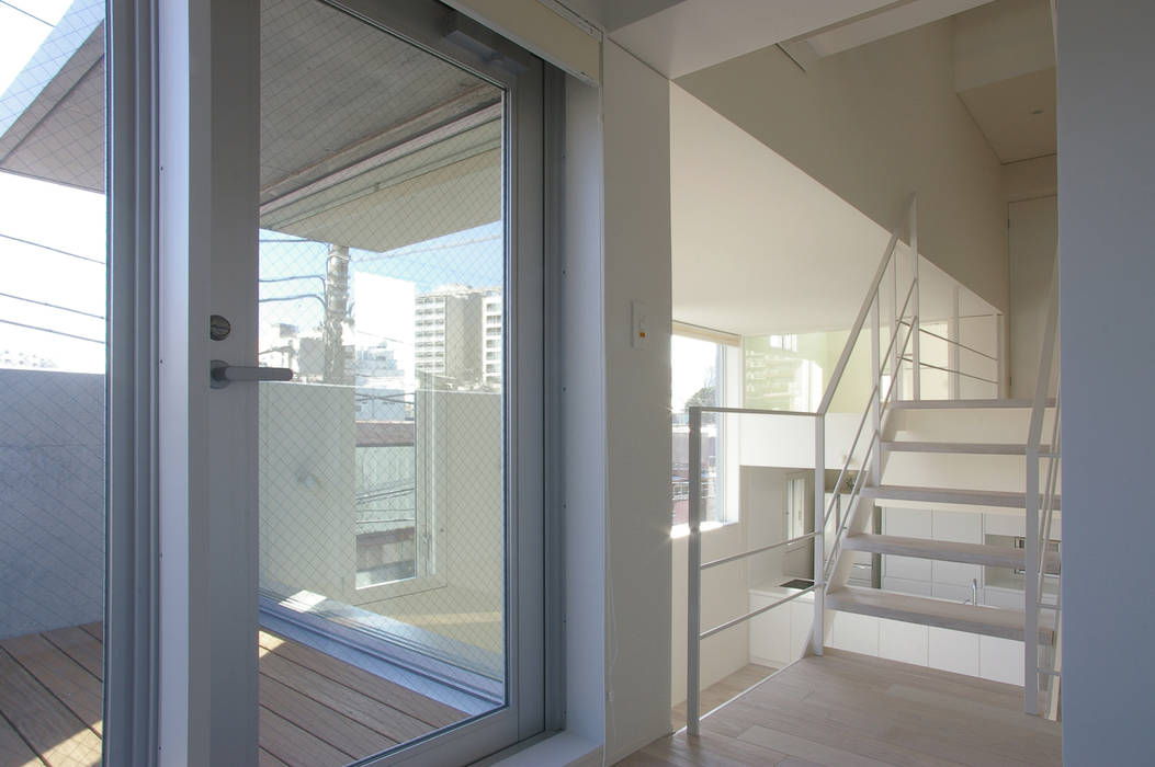 House I, 森吉直剛アトリエ/MORIYOSHI NAOTAKE ATELIER ARCHITECTS 森吉直剛アトリエ/MORIYOSHI NAOTAKE ATELIER ARCHITECTS Minimalistyczny balkon, taras i weranda