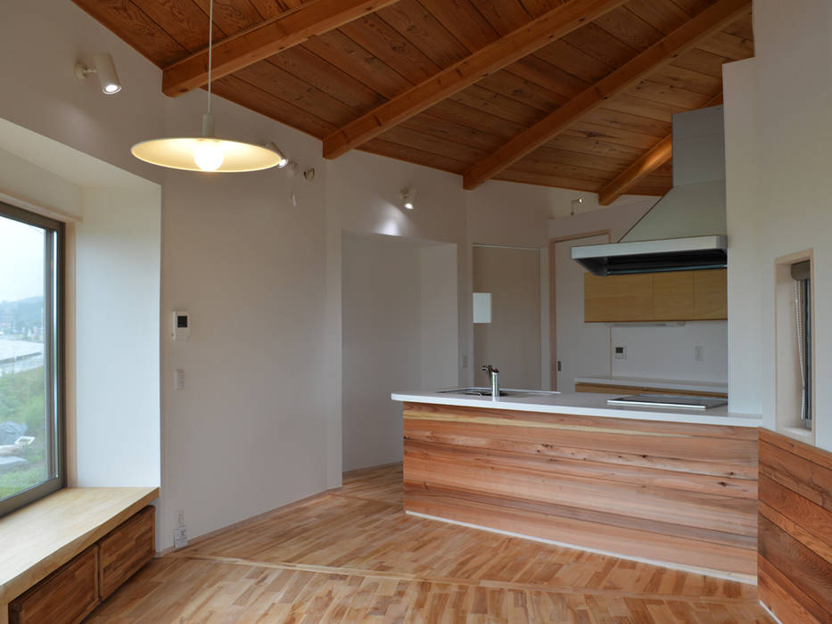 大郷の曲り家, 前見建築計画一級建築士事務所（Fuminori MAEMI architect office） 前見建築計画一級建築士事務所（Fuminori MAEMI architect office） Small kitchens
