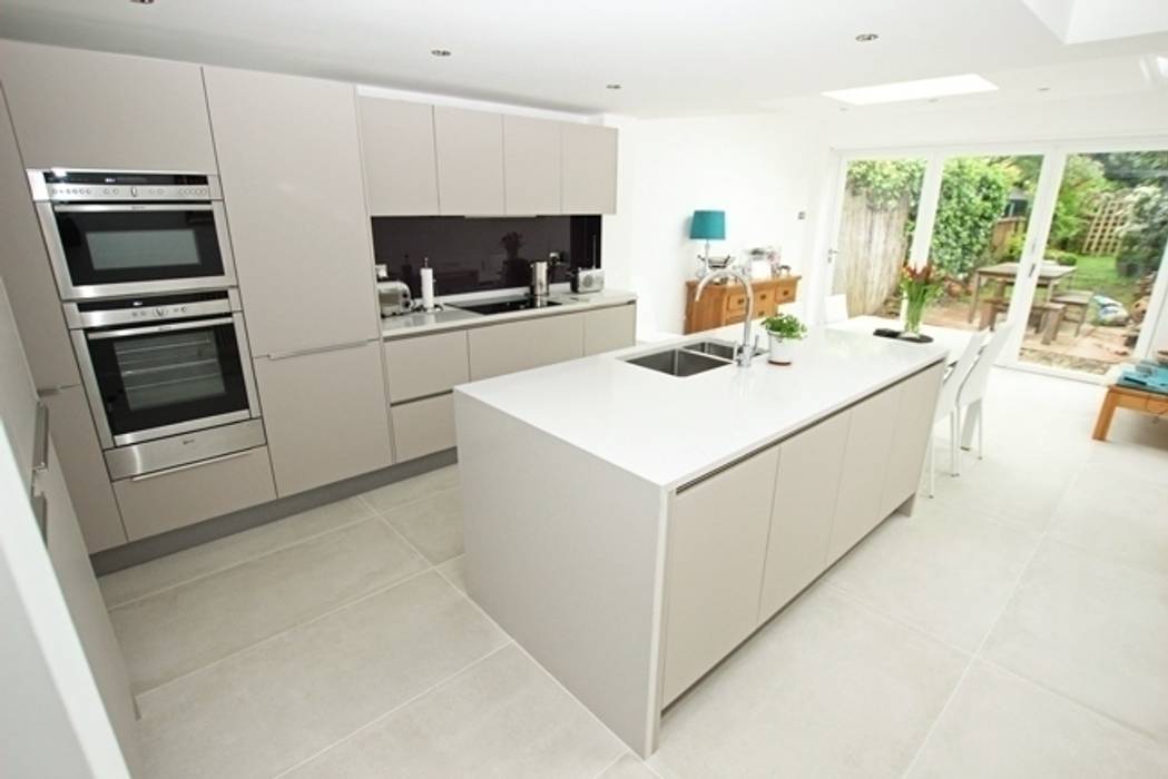 ​Cashmere matt kitchen island LWK London Kitchens Nhà bếp phong cách hiện đại