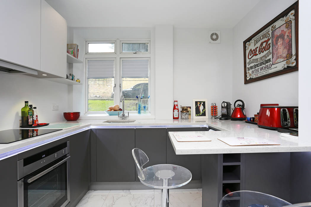 ​Small matt kitchen design LWK London Kitchens ห้องครัว