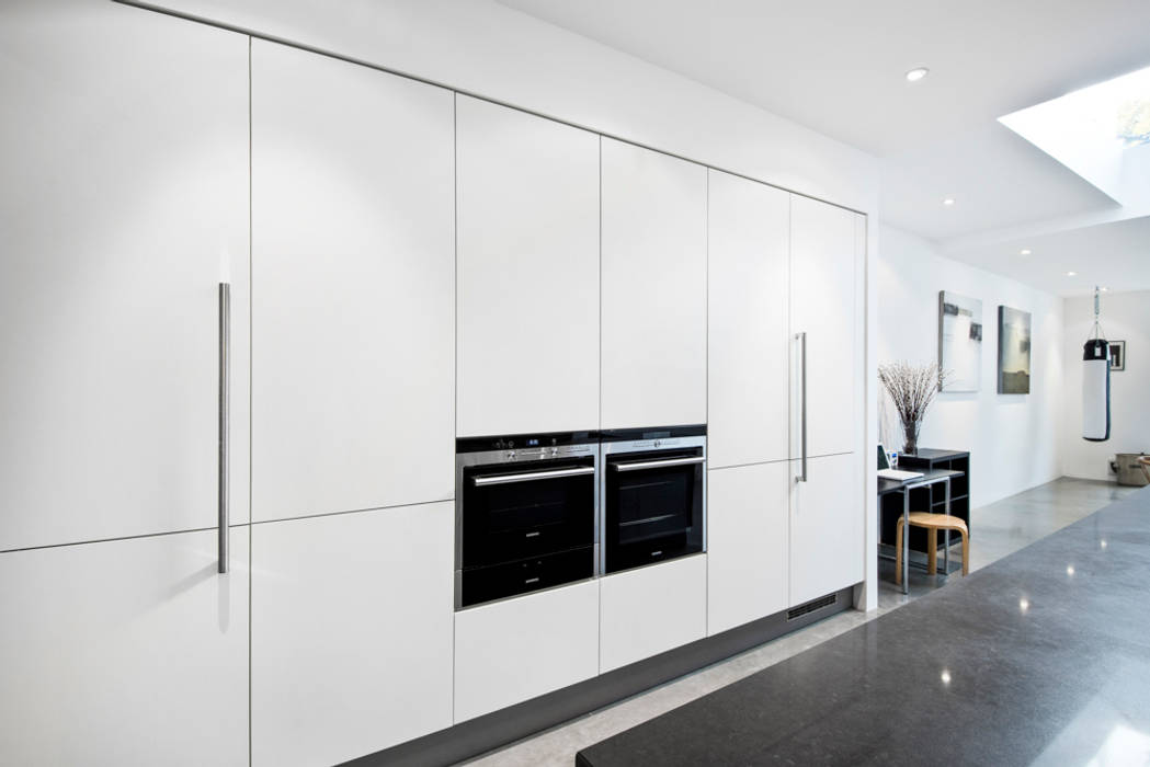 White matt laminate kitchen doors LWK London Kitchens Nhà bếp phong cách hiện đại