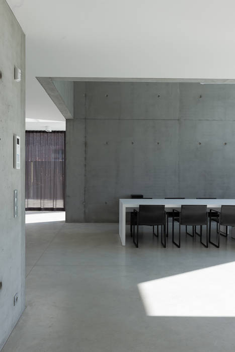 woning en kantoor volledig in ter plaatse gestort beton pluspunt architectuur Minimalistische eetkamers