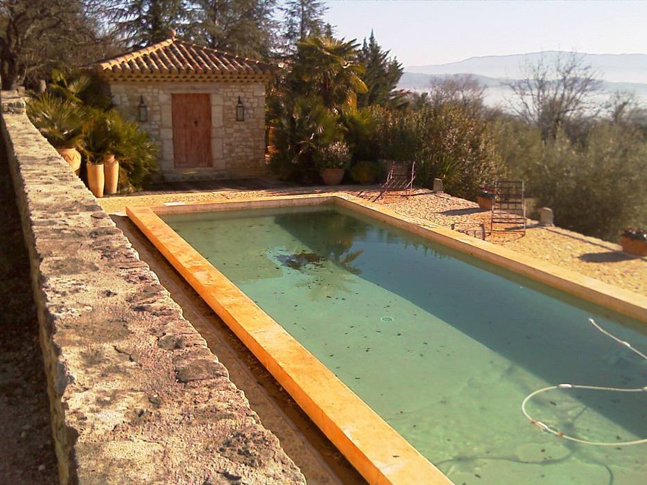 piscine dans le Luberon, ESPRIT SUD ESPRIT SUD Piscine méditerranéenne L&#39;eau,Propriété,Plante,Piscine,La nature,Immeuble,Fenêtre,bleu azur,Bois,Ciel