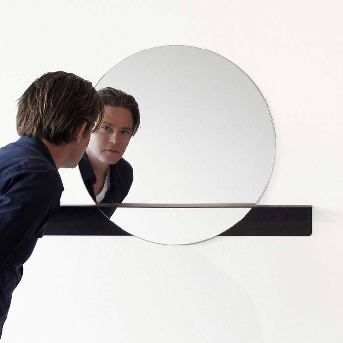 Marc met zijn Slide mirror 'round Marc Th. van der Voorn Moderne badkamers Decoratie